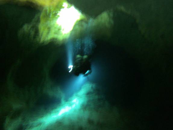 Mergulhando na caverna alagada em Peacock, na Flórida, Estados Unidos
